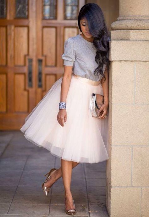 Fusta tulle alba Gonna Tulle, Leaning Pose, Tutu En Tulle, Glittery Shoes, Tulle Skirts Outfit, White Tulle Skirt, Gonna In Tulle, Skirt Tutu, Tulle Midi Skirt