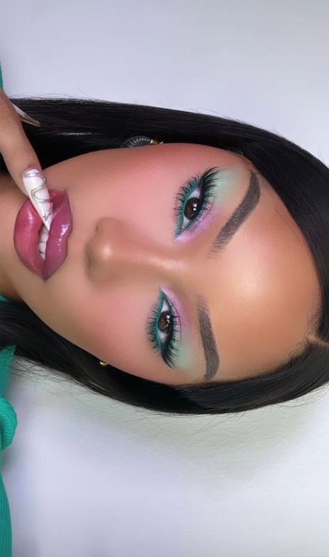 💚💜 Makeup Looks Colourful Eyeshadows, Cute Makeup Looks Eye Shadow, Eye Makeup Pop Of Color, Icy Blue Makeup Look, Cool Eye Makeup Looks Creative, Wicked Makeup Looks, Green And Pink Makeup Looks, Mint Makeup Looks, Makeup Looks Color