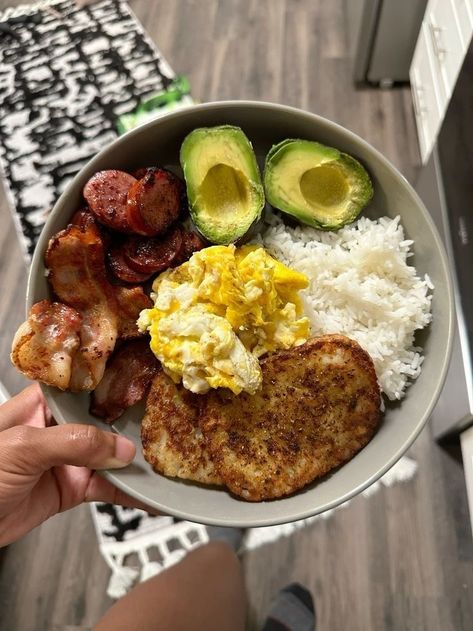 Healthy Breakfast With Bacon, Breakfast Bowls Ideas, Gym Food Ideas, Model Breakfast Ideas, Protein Breakfast Ideas Meal Prep, Big Healthy Breakfast, Protein Bowls Breakfast, Egg Meal Ideas, Breakfast Ideas Rice