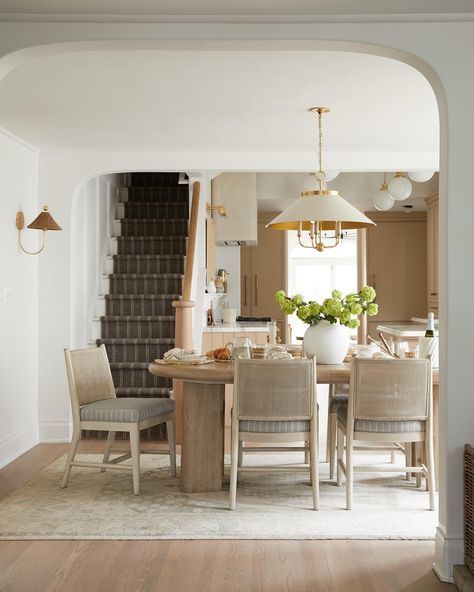 Get ready for it, the Welcome Home Collection is just around the corner! 🌷 Don’t miss out— click the reminder button to get notified about the launch. #katemarkerhome #kmidesignstyle Photo by @kevinpenczak Traditional Breakfast Nook, Coastal Dinning Room, Whimsical Dining Room, Breakfast Nook Lighting, Casual Dining Room, Neutral Dining Room, Kate Marker Interiors, Shade Design, Organic Decor