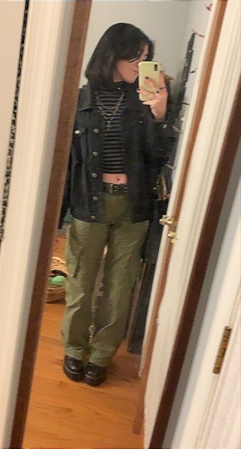 College Grunge Outfits, Comfy Alt Outfits Winter, Grundge Girl Fits, Emo Grunge Aesthetic Outfits, Soft Emo Aesthetic Outfit, Homeless Grunge, Grunge Outfit Ideas Winter, Emo Flannel Outfits, Actual Grunge Outfits