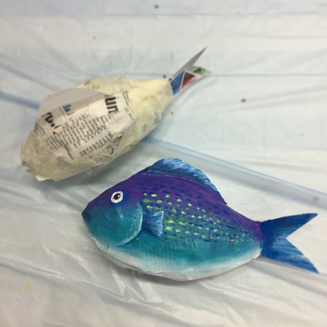 Paper Mache Fish, Paper Mache Projects, Paper Fish, Paper Mache Animals, Paper Mache Art, Paper Mache Sculpture, Paper Mache Crafts, Fish Crafts, Cardboard Art