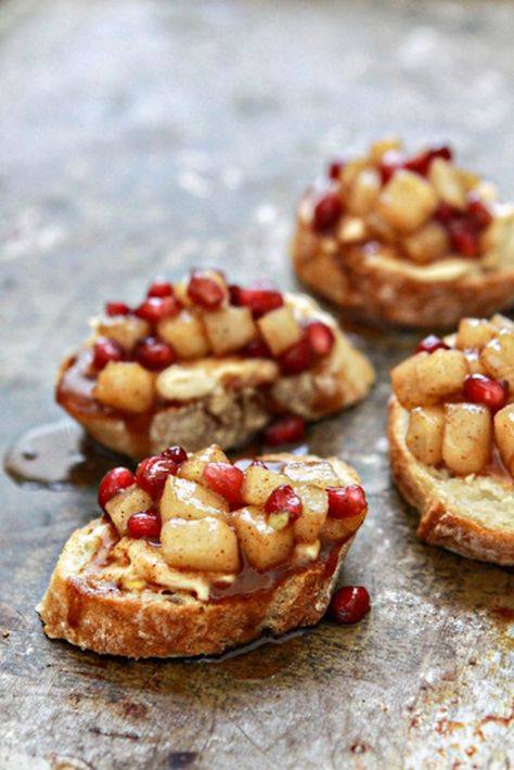 The Easiest Party Appetizers to Feed a Crowd, According to Pinterest Pomegranate Crostini, Easy Crostini, Holiday Finger Foods, Winter Appetizers, Crostini Appetizers, Pomegranate Recipes, Spiced Pear, Finger Foods Easy, Finger Food Appetizers