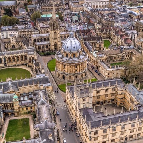 Oxford London Aesthetic, Best Universities In The World, University Dorm Aesthetic Uk, Best University In The World, Oxford College Aesthetic, University In Europe, Oxford Classroom, University Of Oxford Aesthetic, Oxford University Campus