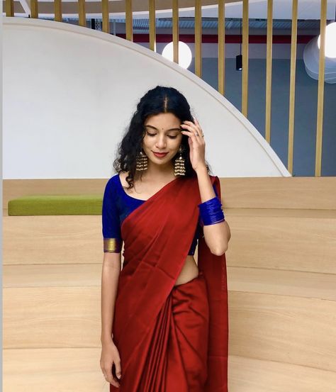 Silk Saree Poses Photoshoot Ideas, Plain Red Saree Look Modern, Saree Ideas For Freshers, Cotton Saree Poses, Blouse Design For Plain Saree, Blouse For Plain Saree, Plain Saree Blouse Designs, Formal Saree Office Classy, Red Saree For Wedding