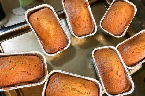 Mini Cakes In Foil Pan Ideas, Mini Cakes In Foil Pan, Tin Loaf, Cooking Bananas, Aluminum Foil Pans, Christmas Cakes Easy, Bread Tin, Bake A Cake, Mini Cake Pans