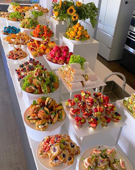 Catering Food Displays, Fest Mad, Catering Ideas Food, Party Food Buffet, Party Food Platters, Birthday Brunch, حلويات صحية, Catering Food, Food Displays