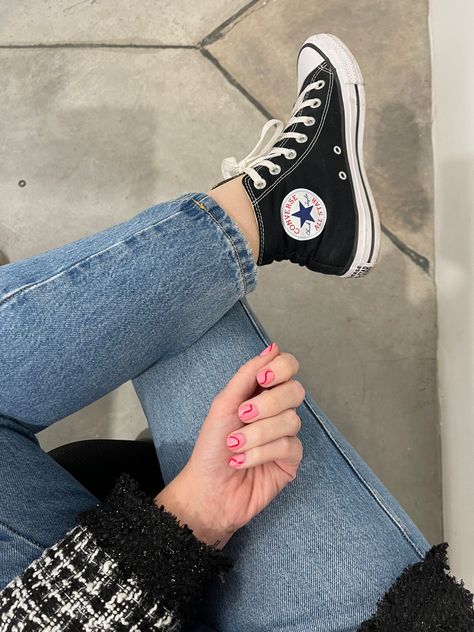 Mujer con converse negro y Blue Jeans con las uñas cortas pintadas de rosado y roja con líneas Nails Cortas, Nails Inspo, Insta Photo Ideas, Converse Chuck Taylor High, Chuck Taylors High Top, Converse High, Insta Photo, Chucks Converse, Converse High Top Sneaker