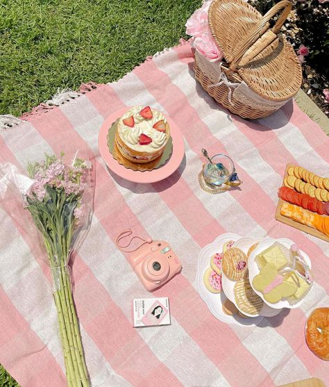 Picnic Aesthetics, Cottagecore Party, Pastel Theme Party, French Picnic, Cottagecore Picnic, Cute Picnic, Danish Pastel Aesthetic, Dream Summer, Picnic Date