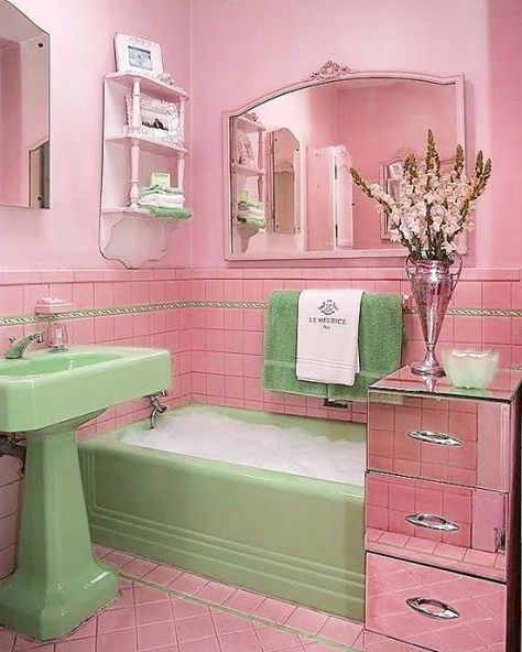 Decor Eclectic, Retro Bathrooms, Shabby Chic Room, Decor Shabby Chic, Casa Vintage, Shabby Chic Bathroom, Vintage Bathrooms, Retro Interior, Chic Bathrooms