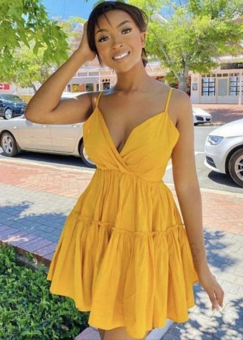 Picnic Dress Ideas, Yellow Dress Outfit Classy, Picnic Outfit Ideas Casual, Flare Dress Outfit Classy, Yellow Picnic, Outing Outfit, Cute Short Dresses, Picnic Dress, Drawstring Dresses