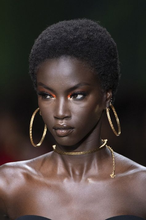 ᴄɢ on Twitter: "beauty @ versace spring 2020… " Retro Photography, Dark Skin Beauty, Kesha, 인물 사진, Mode Inspiration, Black Is Beautiful, Maquillaje De Ojos, Makeup Inspiration, Runway Fashion