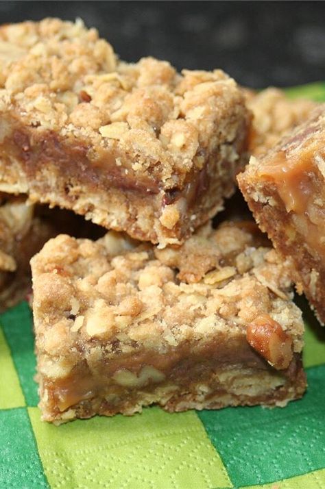 Homemade Cookie Bars, Caramel Bars Recipe, Blueberry Crumb Bars, Oatmeal Cookie Bars, Cranberry Dessert, Caramel Bars, Dessert Bar Recipe, Baking Recipes Cookies, Oatmeal Bars