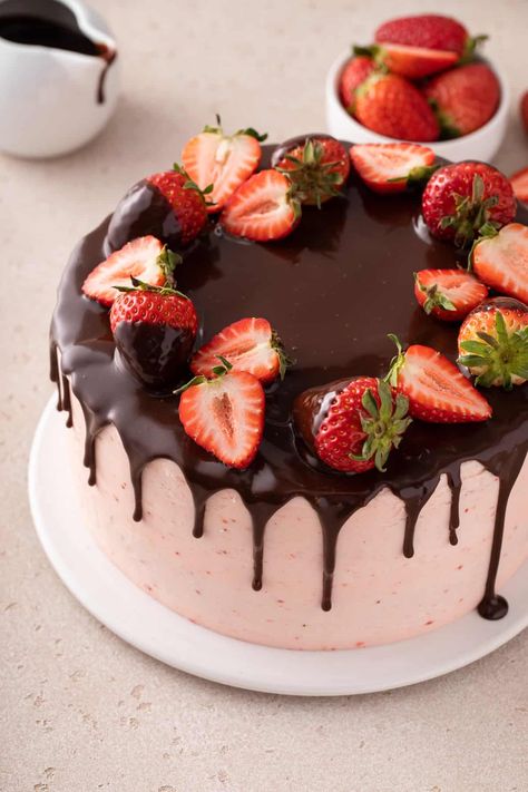 Chocolate Strawberry Cake Strawberry Frosting Recipes, Strawberry Cake Decorations, Chocolate Covered Strawberry Cake, Strawberry Cake Easy, Cake With Strawberries, Strawberry Birthday Cake, Chocolate Strawberry Cake, Cake Decorating Ideas, Rich Chocolate Cake