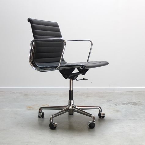 Listed on VNTG.com: 'EA 117' Swivel Desk Chair by Charles & Ray Eames for ICF, 1980s | #vntg #vintage Brutalism Interior, Eames Desk, Eames Office Chair, Modern Desk Chair, Swivel Desk Chair, Design Studio Office, Swivel Desk, Velvet Lounge Chair, Office Armchair