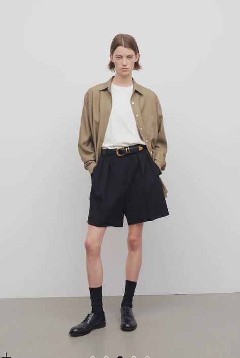 Short Trousers Outfit Women, Long Shorts Outfits Women, Pleated Shorts Outfit, Tailored Shorts Outfit, Short Women Outfits, Black Shorts Fashion, Black Shorts Outfit, Shorts Outfits Women, Italy Style