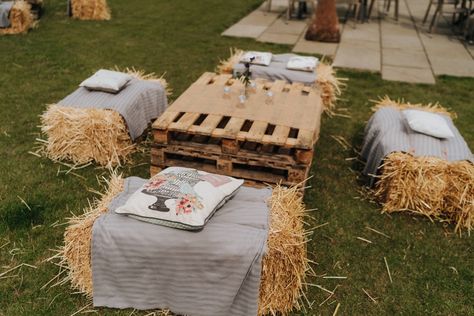 Festival Seating Outdoor, Barn Wedding Ideas On A Budget, Hay Bale Seating Wedding, Wedding Outdoor Seating, Wedding Outdoor Games, Rustic Outdoor Seating, Outdoor Wedding Seating, Diy Wedding Games, Cowgirl Bridal Shower