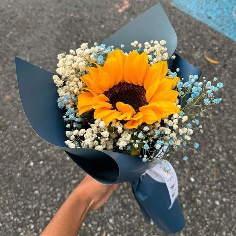 Aesthetic Sunflower Bouquet, One Sunflower Bouquet, Single Sunflower Bouquet, Simple Sunflower Bouquet, Sunflower Bouquet Aesthetic, Sunflower Flower Bouquet, Sunflowers Bouquet, Luxury Flower Bouquets, The Language Of Flowers