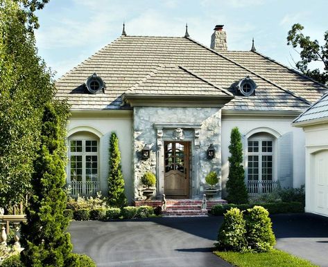 20 French Country-Style Homes with European Elegance Country Front Door, French Cottage Garden, Residence Architecture, French Country Homes, French Country Exterior, Cottage Front Doors, Oval Glass Front Door, French Exterior, Front Door Decorations