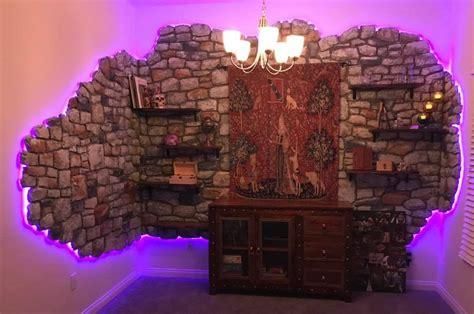 D&d Game Room Ideas, Nerd Cave Ideas, Dungeons And Dragons Game Room, Wizard Studying, Wizard Room Aesthetic, Gamer Basement, Skyrim Room, Wizard Study, Game Shelves