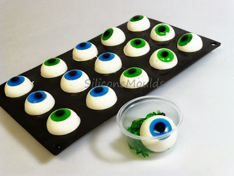 SiliconeMoulds.com Blog: Scary Edible Eyeballs - Marshmallows To Trick or Treat ! HALLOWEEN Jello Eyeballs, Samhain Party, Edible Eyeballs, Scary Cakes, Scary Food, Edible Eyes, Recetas Halloween, Halloween Foods, Candy Eyeballs