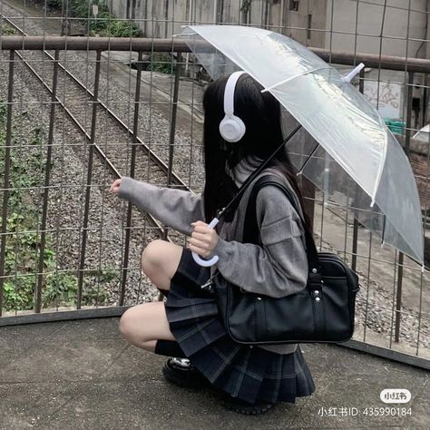 Girl With Headphones, Aesthetic Couple, Japan Aesthetic, Shy Girls, Aesthetic Japan, Foto Casual, Korean Aesthetic, Japanese Aesthetic, Cinematic Photography