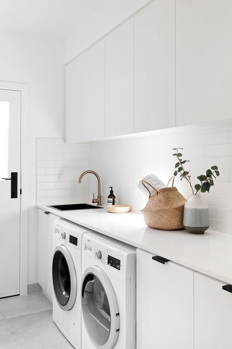 Japan Scandinavian, White Laundry Room, Landing Space, Laundry Makeover, White Laundry Rooms, Dream Laundry Room, White Laundry, Laundry Room Renovation, Laundry Design