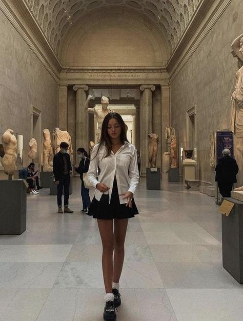 Art Gallery Outfit, Museum Outfit, Museum Photography, New York Outfits, Paris Outfits, Date Outfits, French Girl, Insta Photo Ideas, Tennis Skirt