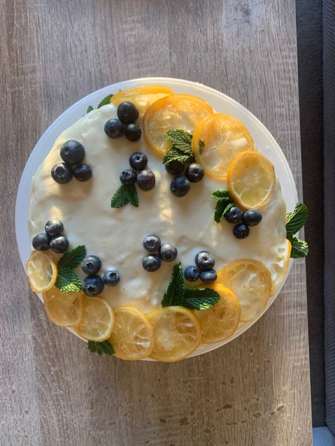 Lemons And Blueberries, Lemon Blueberry Cake Aesthetic, Candied Lemon Slices Cake Decoration, Homemade Decorated Cakes, Lemon And Blueberry Cake Decoration, Cake With Lemon Decoration, Rustic Lemon Cake, Candied Lemon Cake, Candied Lemon Cake Decoration