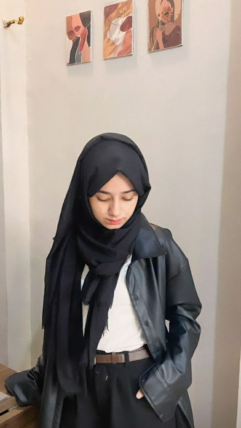 Ootd Leather Jacket Hijab, Leather Jacket Hijab Outfit, Leather Jacket Outfit Hijab, Aesthetic Outfits Hijab, Vintage Hijab, Yearbook Ideas, Outfits Hijab, Year Book, Leather Jacket Outfits