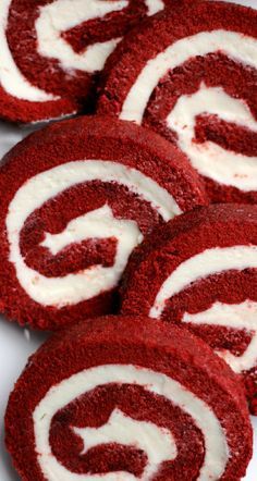 Red Velvet Cake Roll Red Velvet Cake Roll, Red Velvet Recipes, Swiss Roll Cake, Red Velvet Cake Recipe, Velvet Cake Recipes, Cake Roll Recipes, Red Velvet Cheesecake, Pumpkin Roll, Red Velvet Cupcakes