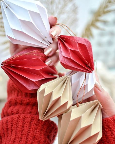 Red Christmas ornaments, hand-folded for your Christmas tree or home! Weihnachtsbaum ball, custom holiday decor, geometric hanging decoration Christmas Paper Art, Honeycomb Ornaments, Print Development, Origami Wedding Invitations, Book Ornaments, Origami Christmas Ornament, Luxury Christmas Decor, Origami Christmas Tree, Geometric Christmas