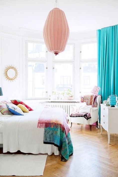 Spice up a whimsical turquoise + white palette with pops of yellow + pink. Decor Ikea, Boho Chic Bedroom, Bedrooms Ideas, Hotel Boutique, Design Del Prodotto, Chic Bedroom, White Bedroom, White Bedding, Colorful Pillows