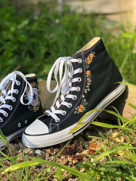 Embroidered Black Converse, Black Converse High Tops, Converse Art, Embroidered Sunflowers, Converse Embroidery, Cute Converse Shoes, Converse Design, Cute Converse, Embroidered Converse