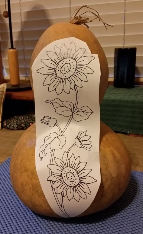 How to create and lay out a design for your gourd art project Mini Gourds Decorating Ideas, Thanksgiving Gourds, How To Dry Gourds, Gourds Diy, Gorgeous Gourds, Gourds Birdhouse, Hand Painted Gourds, Copper Paint, Painted Clay Pots