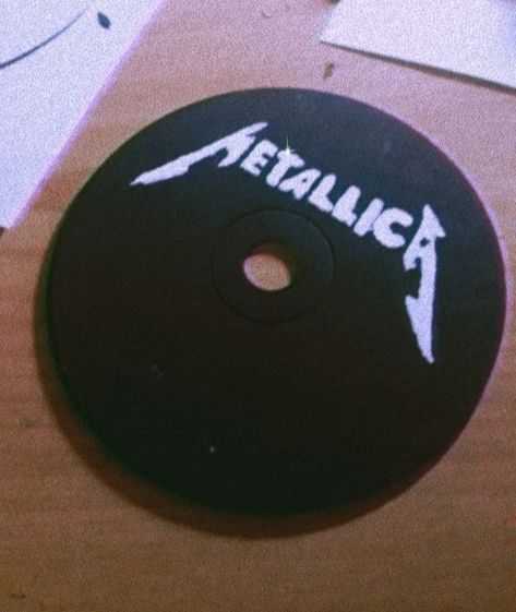 Metallica Painting Ideas, Painted Cds Grunge, Vinyl Disk Aesthetic, Dvds Pintados, Metallica Drawing, Metallica Cd, Idea To Paint, Design My Room, Cd Idea