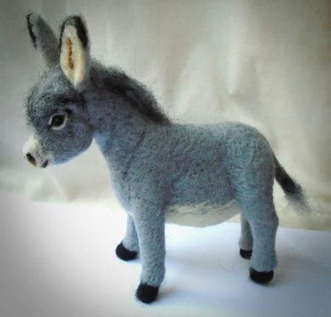 Felt Donkey, Felted Donkey, Needle Felting Diy Tutorials, Animations Cartoon, Cute Animations Cartoon, Needle Felting Diy, Needle Felted Christmas, Wool Needle Felting, Nativity Crafts