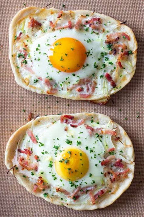 Breakfast Flatbread Pizza, Homemade Flatbread Pizza, Flatbread Toppings, Flatbread Pizza Crust, Homemade Flatbread, Bacon Pizza, Eggs And Bacon, Gourmet Pizza, Warm Breakfast