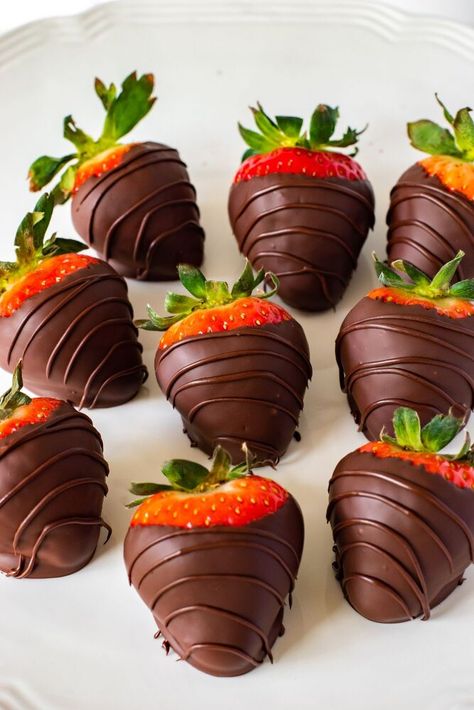 Make beautiful, delicious chocolate covered strawberries at home. They only take minutes to prepare, and they’re always sure to impress. I’ve got all the tips and tricks for perfect chocolate covered strawberries that look as good as they taste. Who doesn’t like chocolate covered strawberries? I haven’t met anyone that would turn down one of these beauties! They are perfect as the ending to a romantic dinner, a yummy treat for the kids, or just because you are craving chocolate cover… Essen, Melt Chocolate For Dipping, Chocolate Coconut Cookies, Melting White Chocolate, Frozen Chocolate, Strawberry Dip, Chocolate Sprinkles, Chocolate Coating, Chocolate Craving