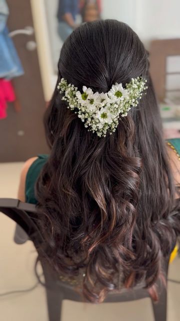 Reception Open Hairstyles, South Indian Hairstyles Open Hair, Hairdo For Saree Hairstyles, Bun Hairstyle With Flower, Haïr Style For Function, Indian Hairstyles For Saree Short Hair, Reception Hairdo For Bride, Tamil Hairstyle With Flowers, Engagement Hairstyles Indian Brides