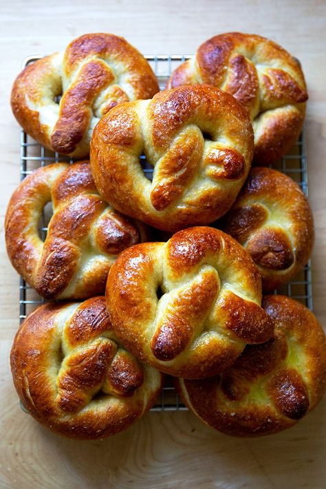 No Boil Pretzels, Sweet Soft Pretzels, Home Made Soft Pretzels, Easy Soft Pretzel Recipe, Soft Pretzels Easy, Easiest Homemade Bread, Soft Pretzels Recipe, Pretzel Recipes, Homemade Bread Recipes