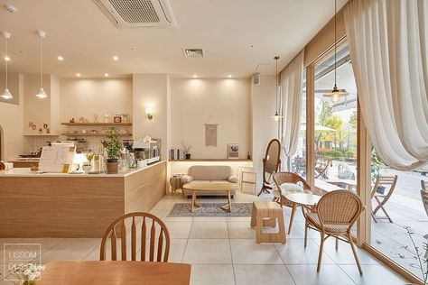 Aesthetic Korean Cafe Interior, Cafe Korea Design, Cute Cafe Design, Korean Cafe Interior Design, Cute Cafe Interior, Korean Cafe Interior, Cream Interior Design, Small Cafe Interior, Cafe Design Interior