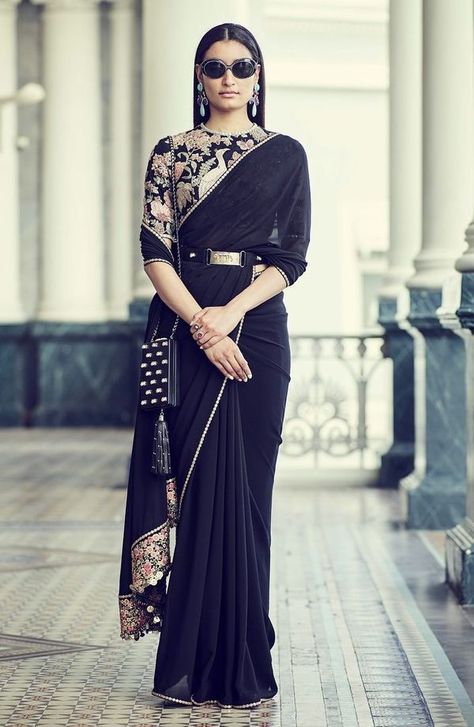 Stunning Belted Sarees That You Can Don For Your Reception! Black Sari, Latest Saree Trends, Sabyasachi Sarees, Saree With Belt, Saree Wearing Styles, Saree Wearing, Saree Draping Styles, Indian Sari Dress, Modern Saree