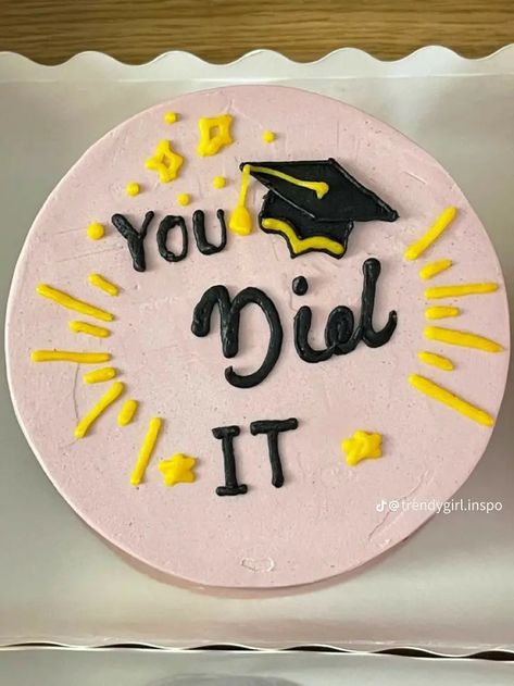 Photo Birthday Cake, Simple Graduation Cakes, Graduation Cake Designs, Birthday Cake Images, Congratulations Cake, Girl Birthday Cake, Graduation Party Cake, Simple Cake Designs