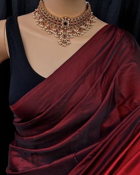 Two tone malai silk sarees . Find this sarees in our website. Www.thejacouture.in> malai silk sarees #silksarees #twotonesarees #malaisilksaree #plainsarees #sareelove #softsarees #easytodrape Maroon Saree Jewellery Ideas, Maroon Silk Saree, Desi Fits, Maroon Saree, Saree Jewellery, Saree Designs Party Wear, Traditional Sarees, Maroon Color, Saree Designs