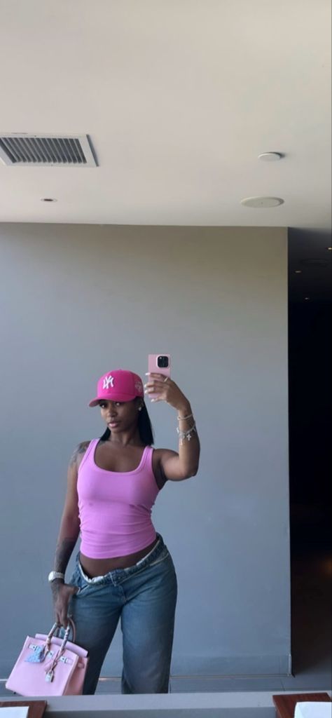 Dess Dior Style, Dessdior Outfits, Dessi Dior, Dess Dior Hairstyles, Dess Dior Outfits, December Fits, Pink Hat Outfit, Fitted Hat Outfit, Chill Summer Outfit