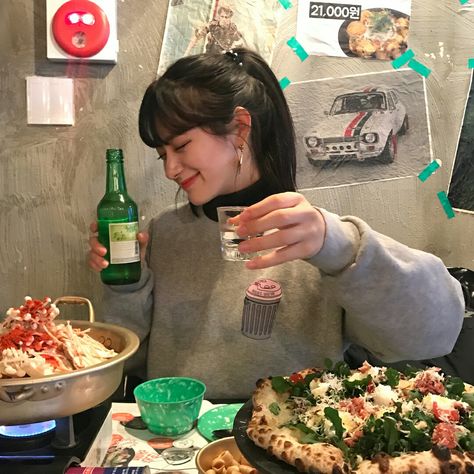 Soju Aesthetic Girl, Friends In Restaurant, Ulzzang Friends, Seoul Korea Travel, Korean Friends, South Korea Seoul, Korean Restaurant, Japan Photography, South Korea Travel