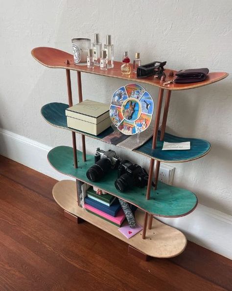 Shelf Made From Skateboard, Mountain Apartment Decor, Skateboard Living Room, Skate Board Shelf, Retro Office Ideas, Skateboard Shoe Rack, Skateboard Bedroom Ideas, Old Skateboard Ideas Diy, Random Room Ideas