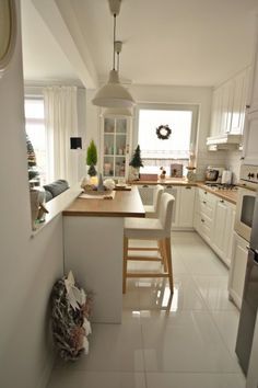 Small Kitchen Decoration, Small Modern Kitchens, Narrow Kitchen, Small Kitchen Decor, 아파트 인테리어, Trendy Kitchen, Hot Tubs, Kitchen Layout, Luxury Kitchen