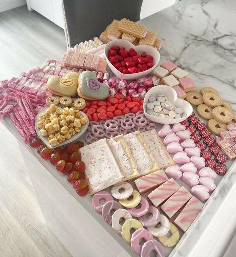 Pink Snacks, Sleepover Food, Party Food Platters, Love And Affection, Pink Foods, Sweet Snacks Recipes, Birthday Food, Cute Desserts, Food Platters